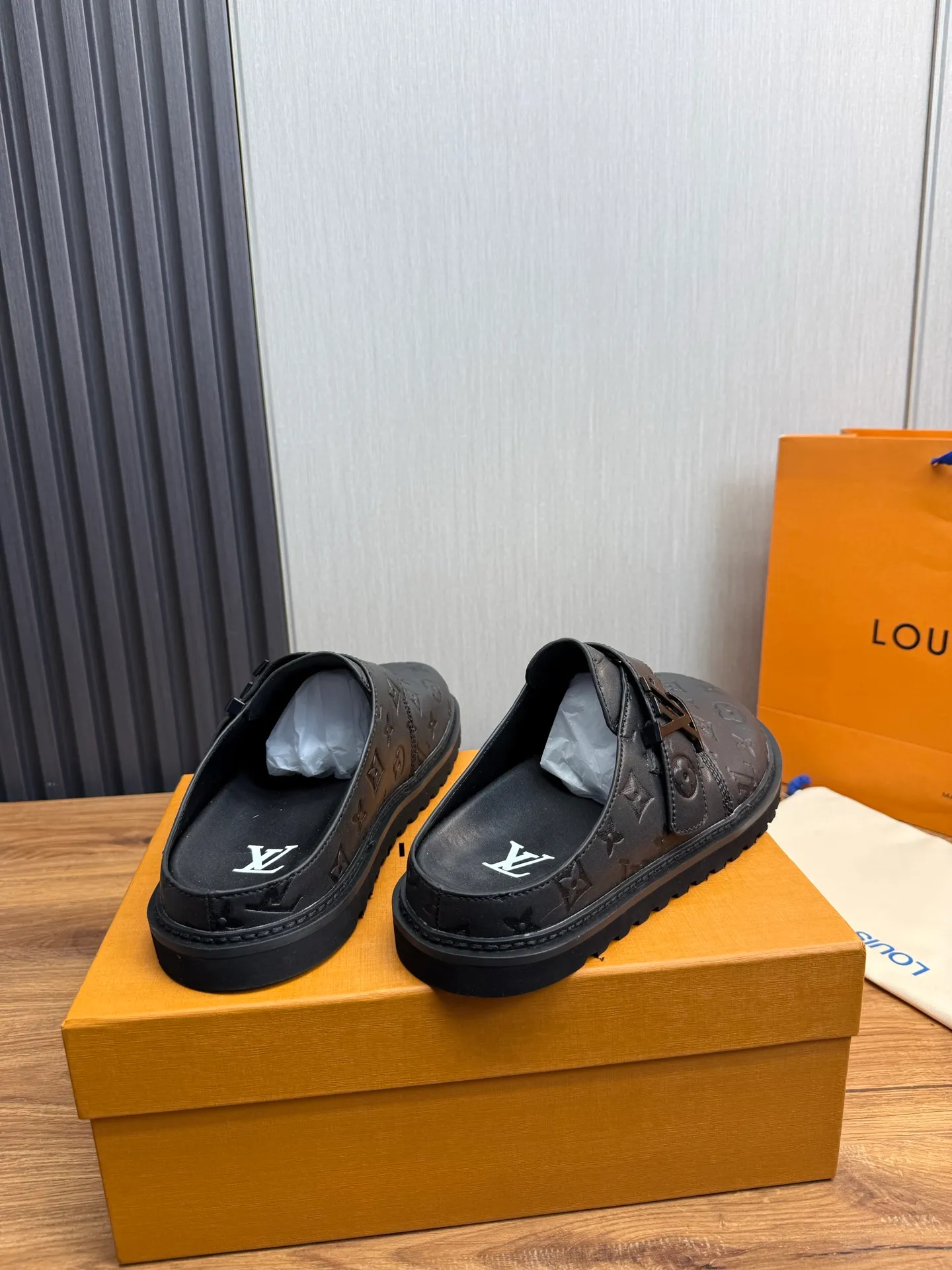 Men's men's shoes 460💰 Lv. Popular couple slippers hot sale🩷💚 🩴Official website one to one production 35-45 sizes 45 46 🉑️Customized!